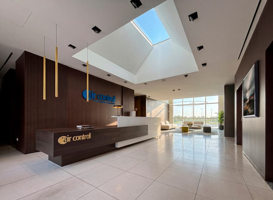 Air Control Lainate - Ingresso uffici e reception con lucernario a soffitto