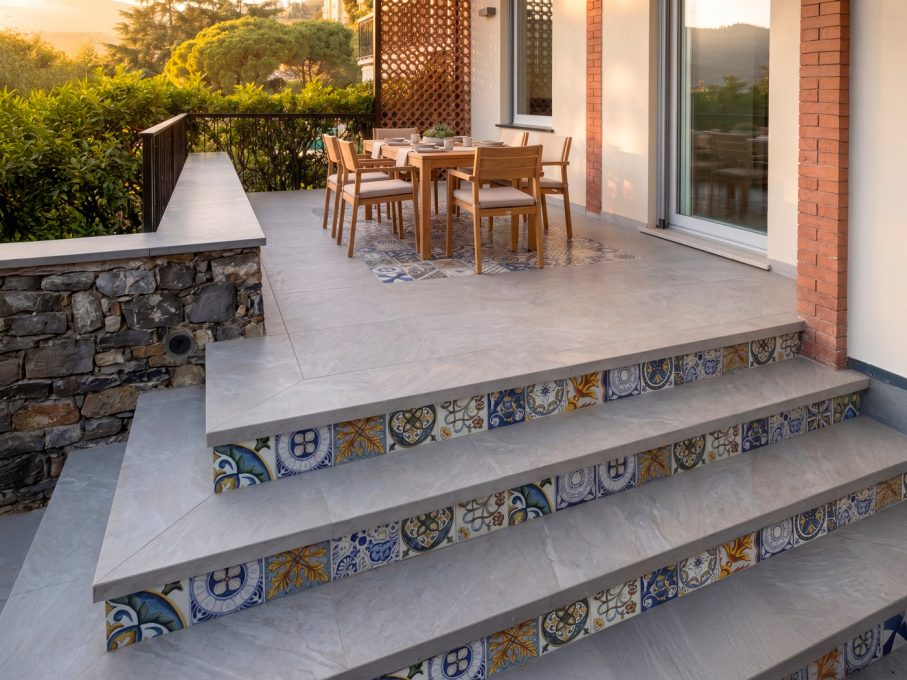 Terrazza esterna con gradinate in maiolica e zona pranzo